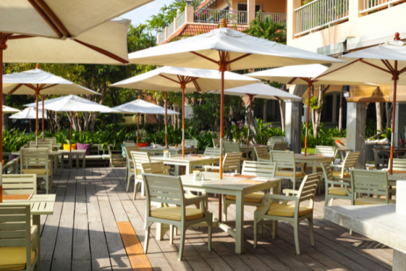 Désinsectisation contre moustiques dans restaurant en terrasse à Avignon